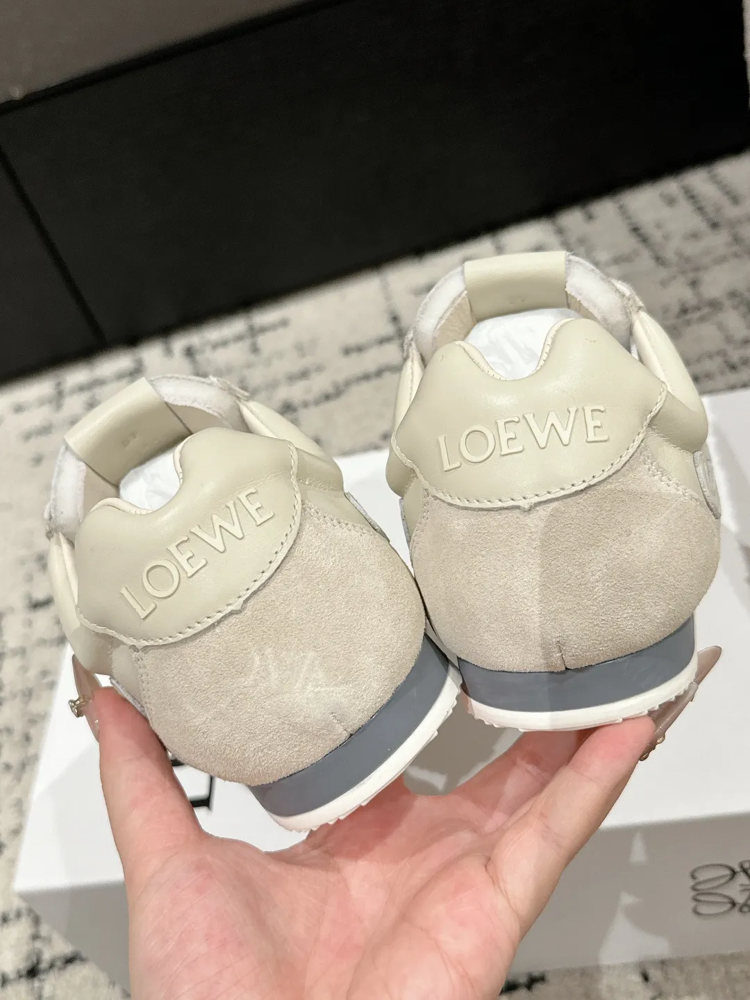 👟👟Ex-factory price 620👟👟 #couples model Top version LOEWE 25/ Latest catwalk model Ballet Runner 2.0. Couple model Ballet Casual Sports Shoes Moral Training Shoes Forrest Gump Shoes Original purchase and development Production Fabric matching Repeated selection of materials Nylon and calfskin leather sneakers featuring an asymmetric toe design, sock-like internal construction, and lightweight rubber outsole extending to the toe. ✔️Fabric: original customized imported first-layer cowhide ✔️Lining: imported soft sheepskin + mesh lining ✔️Sole: original molded anti-slip rubber material ✔️Sole thickness: increased by 2.5CM ✔️Size: #35-45 (45 for women, 45 for men, custom-made, non-refundable)